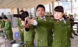 Nữ cảnh sát Việt xinh đẹp lên báo nước ngoài