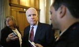 Thượng nghị sĩ Mỹ John McCain trả lời báo giới
