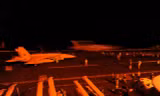 Chiến đấu cơ F/A-18E và F/A-18F Super Hornet chuẩn bị xuất kích từ tàu sân bay George H.W.Bush thực hiện nhiệm vụ tấn công các mục tiêu của IS tại I-rắc (Hải quân Mỹ)