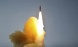 Mỹ bất ngờ thử tên lửa đạn đạo lúc 'nước sôi lửa bỏng'