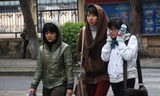Teen TP.HCM đến trường trong tiết trời 'mười năm có một'