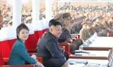 Lộ ảnh vợ chồng ông Kim Jong-un xem không quân trình diễn