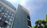 Tầng 5 công ty bảo hiểm bốc cháy giữa trưa