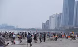Hàng ngàn du khách đổ về bãi biển 'đẹp nhất hành tinh' Đà Nẵng