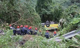 Hiện trường vụ xe chở 21 sinh viên lao dốc trên đèo Hải Vân. Ảnh: Thanh Trần