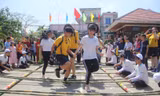 Thủy thủ tàu sân bay nhảy sạp, đá bóng cùng trẻ em