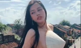 Cô gái để ngực trần quay clip trên nóc phố cổ Hội An bị dư luận kịch liệt lên án