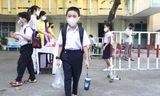 Học sinh Đà Nẵng trở lại trường với nước uống, bình sát khuẩn trên tay