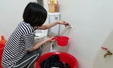 Người dân phải canh giờ hứng nước nhỏ giọt để sinh hoạt. Ảnh: T.T. 