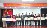 Đồng chí Nguyễn Đắc Vinh, Uỷ viên dự khuyết BCH TW Đảng,Bí thư thứ nhất BCH TW Đoàn, Bí thư Đảng ủy TW Đoàn trao Giấy khen cho những tập thể có thành tích xuất sắc trong công tác đảng. Ảnh: Đông Hà