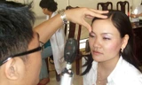 Khám mắt miễn phí tại sáu tỉnh thành