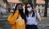 Ngày đầu trở lại trường, học sinh TP.HCM đi học sớm, giữ khoảng cách khi ra chơi