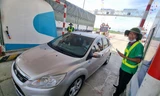 Ngày đầu thu phí không dừng: Nhiều xe tới trạm mới mò mẫm tải ứng dụng, nạp tiền