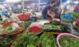 Đà Nẵng: Rau xanh tăng giá vùn vụt, cả người dân và hàng quán đều 'khóc ròng'