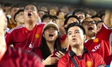 Fan MU phủ sắc đỏ trên sân vận động Hòa Xuân
