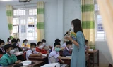 Giáo viên là F0, F1 học sinh vừa học trực tiếp lẫn trực tuyến ngay tại lớp