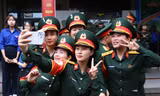 Bóng hồng diễu binh rạng ngời trên sân ga Đà Nẵng