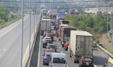 Xe nhích từng chút một trên lối ra cao tốc Đà Nẵng - Quảng Ngãi