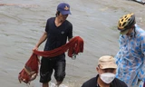 Người dân Đà Nẵng đổ ra biển bắt cá... nước ngọt sau bão số 4