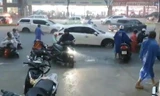 Mưa xối xả, đường biến thành sông, người dân Đà Nẵng khổ sở về nhà