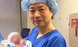 Bác sĩ John Zhang và bé trai đầu tiên có 3 ADN. Ảnh: New Hope Fertility Centre