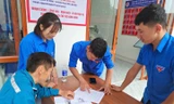 Nhiều người dân tộc thiểu số lần đầu thao tác màn hình cảm ứng không còn bỡ ngỡ 