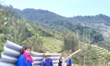 Tuổi trẻ Lào Cai cõng vật liệu, băng đèo dốc giúp người dân xóa nhà tạm