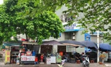 Hà Nội: Hàng quán chiếm vỉa hè khu đô thị, che cả trụ nước cứu hỏa
