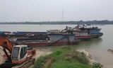 Đoàn tàu hút cát không số đỗ cạnh chốt CSGT đường thủy ở Hà Nội