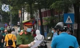 Cảnh sát kiểm tra giấy đi đường của người dân tại Hà Nội