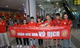CĐV đến sân bay Nội Bài từ rất sớm để chào đón đội tuyển bóng đá nữ Việt Nam.