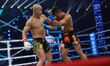 Yi Long (trái) bị võ sĩ Thái Lan hạ gục ở hiệp 2.