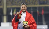 Tú Chinh khoe tấm HC vàng 100m - cự ly danh giá nhất trên đường chạy. Ảnh: Vnexpress