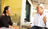 Ông Trần Công Tương vận động người dân trong thôn tình nguyện hiến giác mạc. Ảnh H. Văn