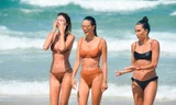 Siêu mẫu Alessandra Ambrosio khoe dáng đẹp như tạc tượng với bikini 