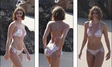 'Thiên thần nội y' Taylor Hill đẹp như mộng trên biển không thể rời mắt