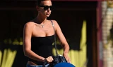 Sau tin hẹn hò Kanye West, Irina Shayk mặc bodysuit, quần tụt trên phố