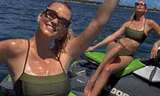 Siêu mẫu cao 1m88 Karlie Kloss khoe dáng đẹp như tượng tạc trên mô tô nước