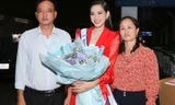 Bố mẹ ra sân bay tiễn Đỗ Thị Hà lên đường thi Miss World 2021 vào sáng 20/11
