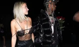 Bạn gái rapper gốc Việt Tyga lại khiến người nhìn 'đỏ mặt' với áo hở hang quá đà