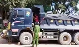 Một thanh niên nghi ngáo đá, trộm xe ben 'chạy trốn'