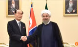 Ông Kim Yong-nam, Chủ tịch Hội đồng nhân dân tối cao Triều Tiên hội đàm với Tổng thống Iran Hassan Rowhani ngày 7/8 tại Tehran. Hai nước này luôn là cái gai trong mắt Mỹ vì sở hữu các chương trình hạt nhân. Ảnh: SCMP