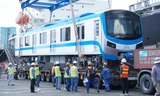 Khoảng khắc nâng bổng đoàn tàu metro Bến Thành – Suối Tiên lên xe siêu trường