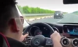 Lái xe chạy tốc độ "bàn thờ" trên cao tốc TPHCM - Long Thành - Dầu Giây (ảnh cắt từ clip)