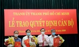 Phó Bí thư Thường trực Thành ủy TPHCM Trần Lưu Quang (thứ 3 từ trái qua) trao quyết định cho các cán bộ vào sáng 31/8. Ảnh: Thành ủy TPHCM