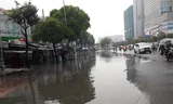 Nhiều đường ở TPHCM ngập nặng sau cơn mưa trái mùa