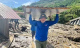 Thanh niên hỗ trợ người dân khắc phục hậu quả lũ quét