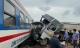 Tàu hỏa trật bánh sau va chạm xe đầu kéo
