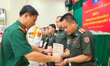 Trao Giấy chứng nhận nghiệp vụ công tác thanh niên cho Sĩ quan Quân đội Lào