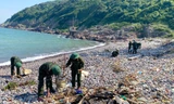 Chiến sĩ áo xanh thu gom rác, làm sạch biển đảo